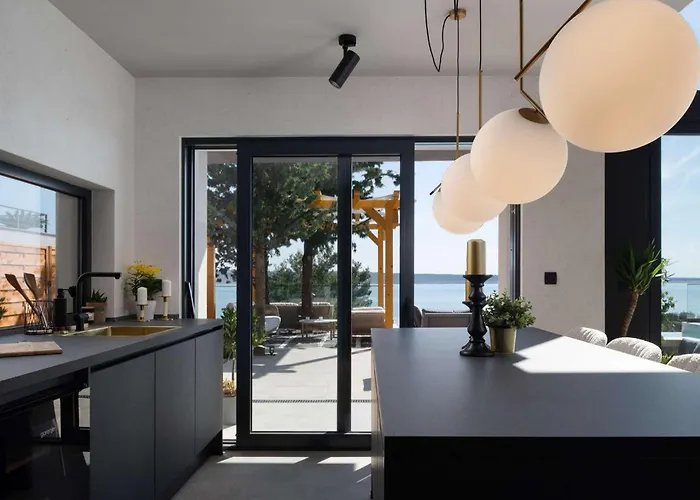 Beatrice Soho Стариград-Пакленица